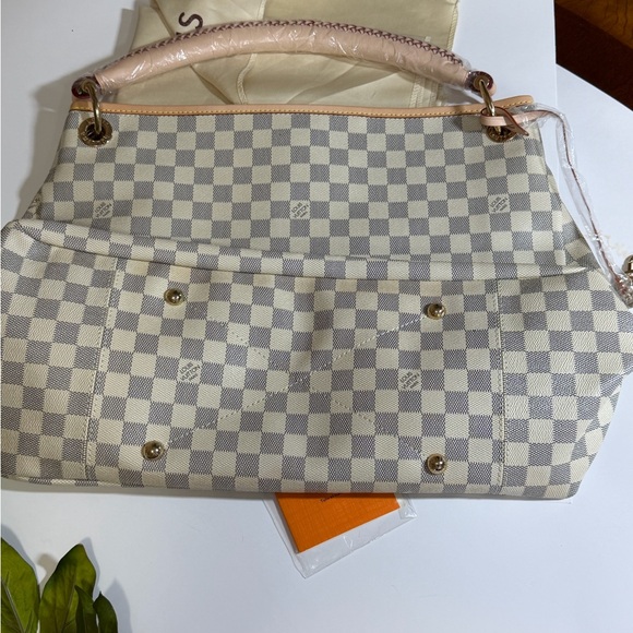 Elegant Shoulder Bag in Beige/Gray - Picture 4 of 9